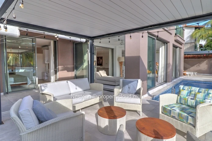 Spacieux et lumineux appartement de 300m2 avec jardin et piscine en bord de rivière
