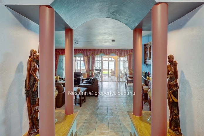 Propriété pieds dans l'eau sur un terrain de 1 224 m² avec une vue imprenable sur le lagon 