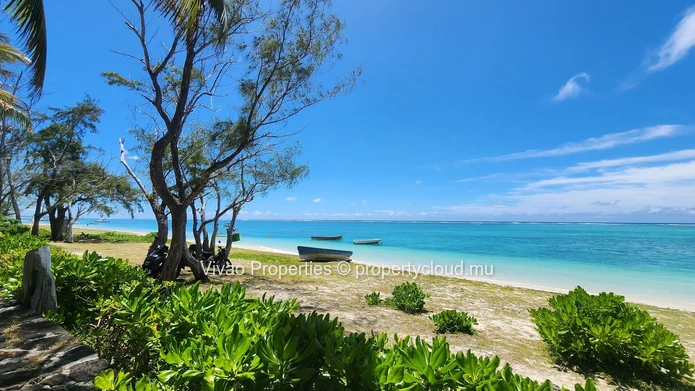 Duplex pieds dans l'eau à louer entièrement meublé à Belle Mare – 3 chambres avec piscine commune