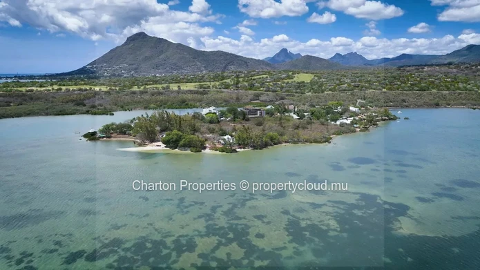 3-bedroom beachfront apartment with privileged view over an exceptional natural setting