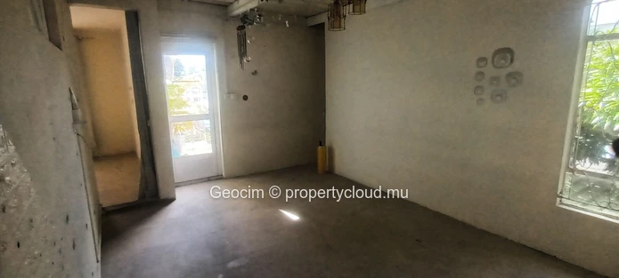 Rose-Hill Trèfles Close to Winners Store House consiting of 2 flats and and one shop. Garage. Terrace. Plot of land 2... (Sole Mandate)