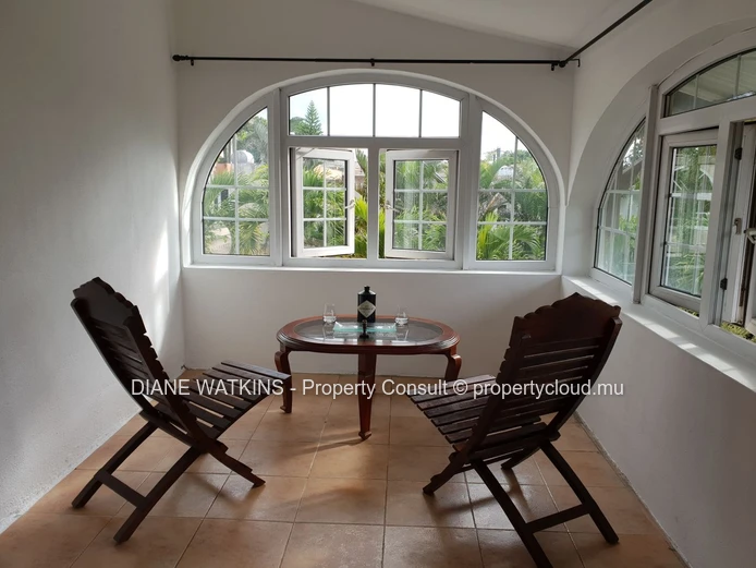 For Sale - 1 house and 2 apartments in Curepipe