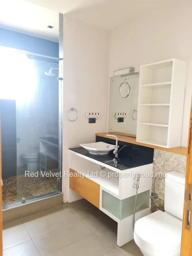 Maison meublée à louer à Ebène, 400m² habitables sur un terrain de 700m². Services et commodités à proximité. Prix Rs...