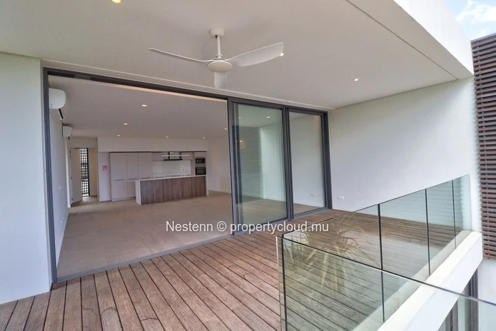 Magnificent 3-bedroom duplex with private pool and sea view.