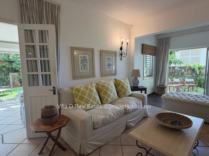 Charmante maison de plage avec le cachet de l'ancien offrant un style de vie dans la nature et le luxe d'une vue en s...