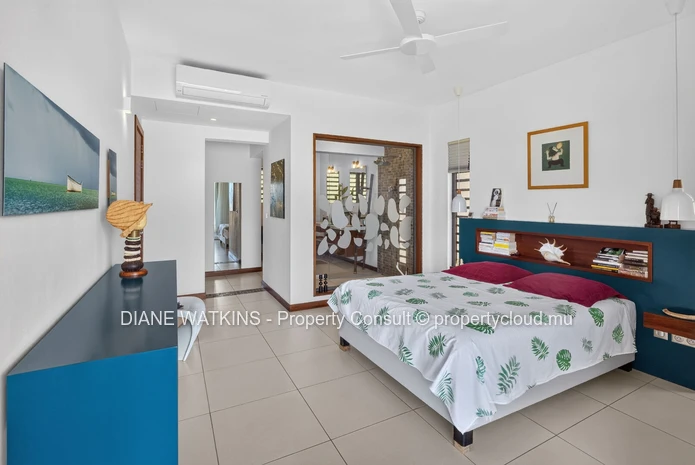 Villa RES contemporaine à vendre à Rivière Noire | Vue panoramique sur le lagon bleu