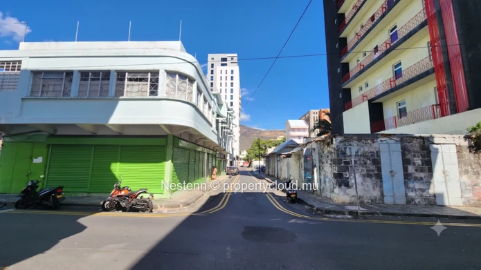 Bureau spacieux non meublé de 257m2 avec balcon