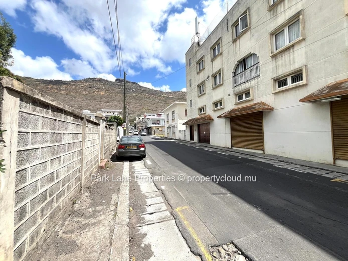 À Vendre – Terrain Commercial à Port-Louis