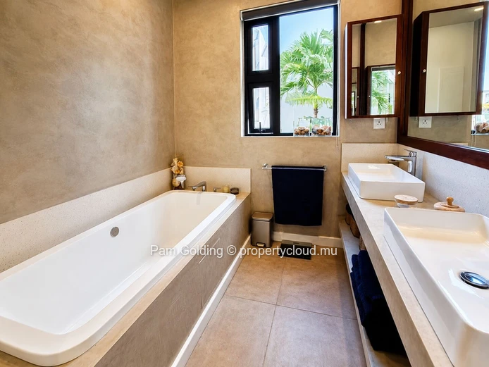 Appartement de luxe en rez-de-jardin de 4 chambres à vendre | Marine Residences, Pointe aux Canonniers (Mandat exclusif)