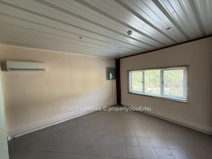 Entrepôt industriel à vendre à Pailles, superficie de 1580m²  sur un terrain de 2533m² avec option d'aménagement supp...