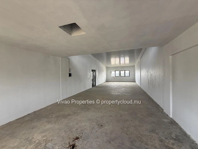 Local Commercial à louer à Calebasses, Terre Rouge, 114m², Parking 4, Prix Rs 70 000.