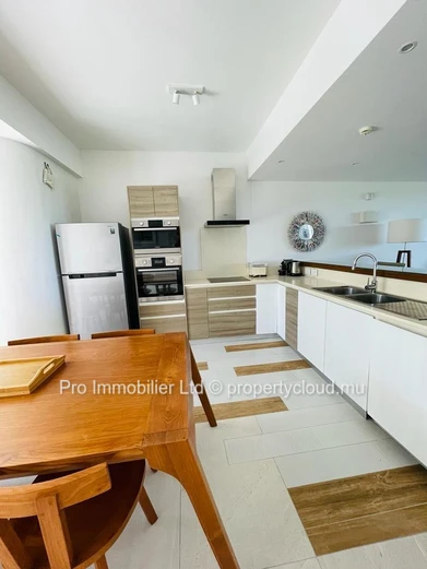 Vue imprenable sur l’océan depuis ce luxueux appartement de 3 chambres en suite au premier etage , entièrement meublé...