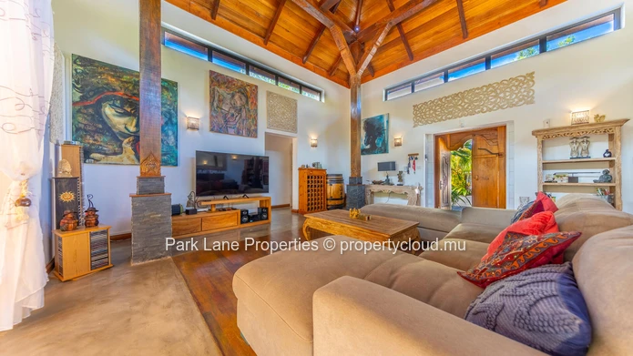 Élégante Villa de Style Balinais avec 3 Chambres, Piscine et Kiosque
