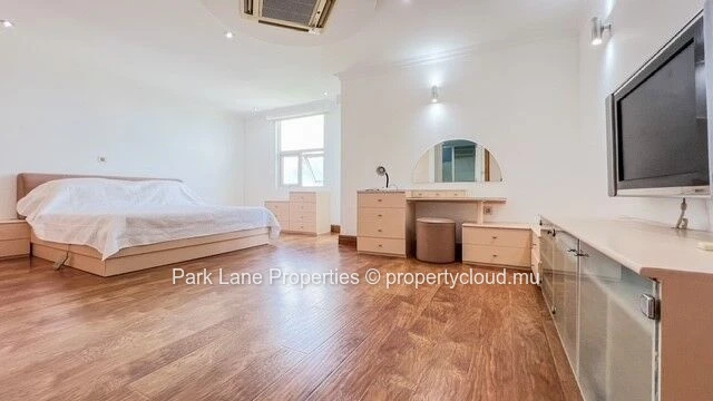 Superbe appartement moderne de 330 m² avec vue imprenable sur la montagne et la mer