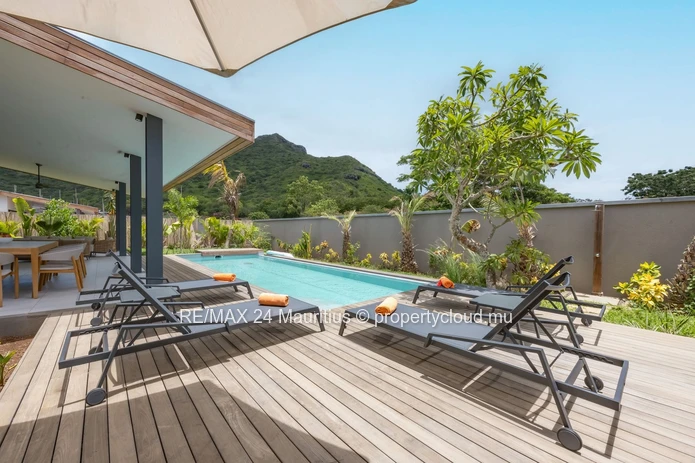 Luxurious Tropical Living in Tamarin: Exquisite 4-Bedroom Villa in Ekô Savannah Resort