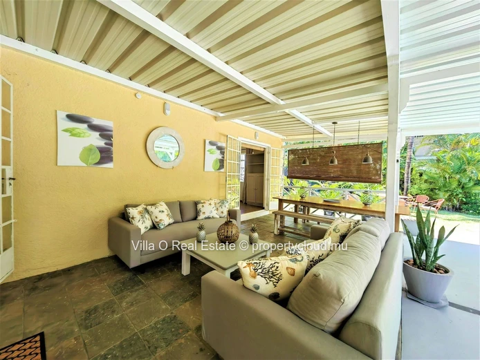 Charmante maison à étage dans un quartier privé, comprenant 3 chambres à coucher, sur un beau jardin arboré avec une ...