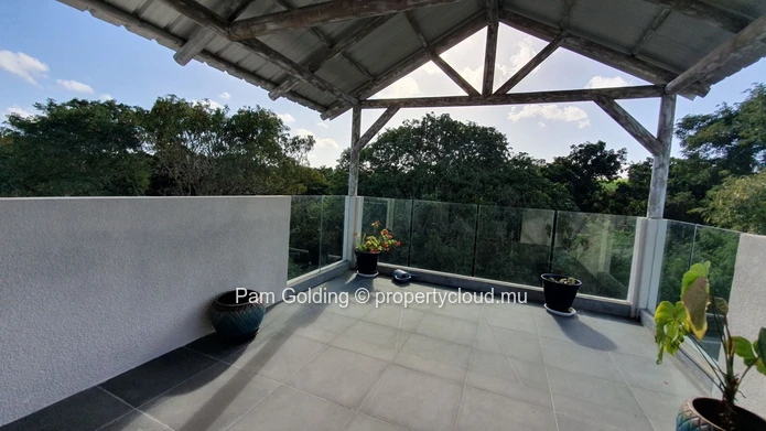 Maison entièrement sécurisée à vendre à Flic en Flac. (Mandat exclusif)