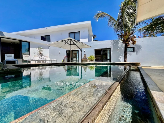 Calodyne - Elegant 4-bedroom home with swimming pool and garden