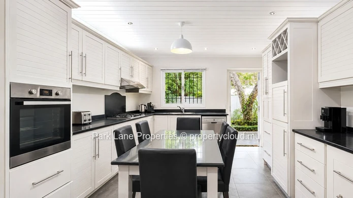 Maison familiale  de 400m2 à Moka  avec piscine, grand jardin et vue Montagne