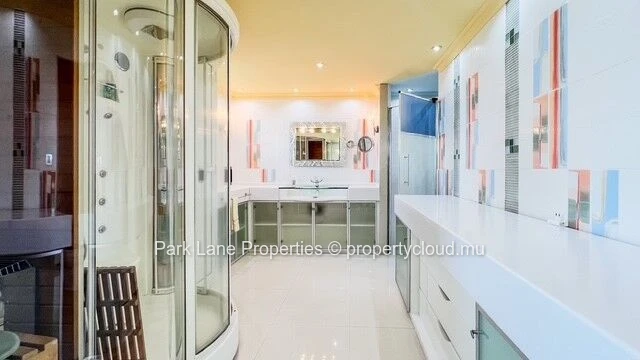 Superbe appartement moderne de 330 m² avec vue imprenable sur la montagne et la mer