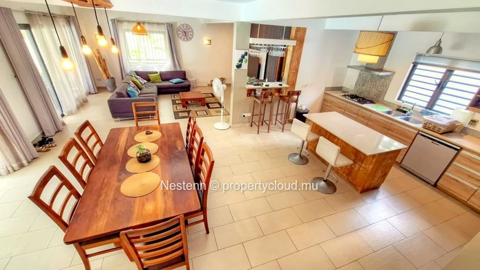 Modern 4-bed house in a beautiful garden