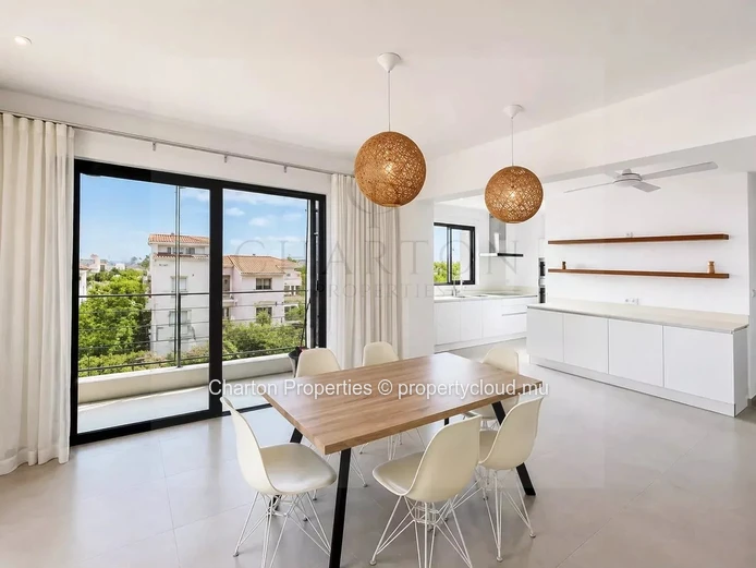Two-bedroom apartment with shared pool near Peyrebère beaches