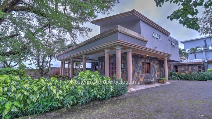 4-bedroom villa with a 2110m² garden, private pool, rustic and modern charm