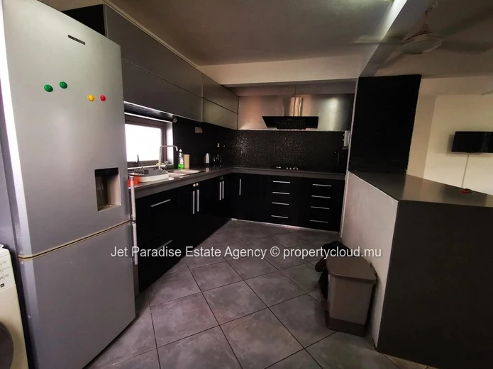 Appartement à vendre à Flic en Flac, 100m², terrain 190m², 2 chambres, parking, balcon, climatisation. Prix : Rs.