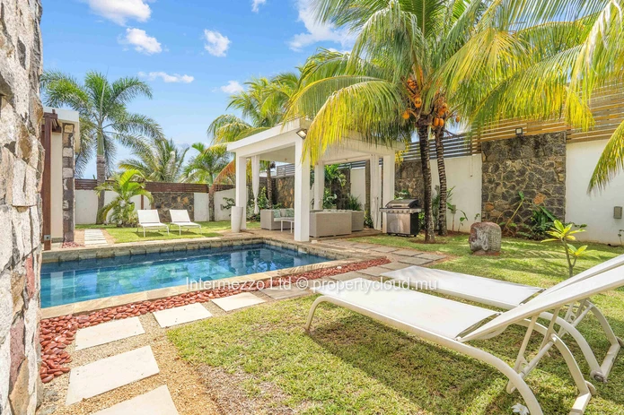 Élégante Villa avec Piscine, Jardin et Terrasse Couverte à Pereybere – Résidence Privée Sécurisée (RES)