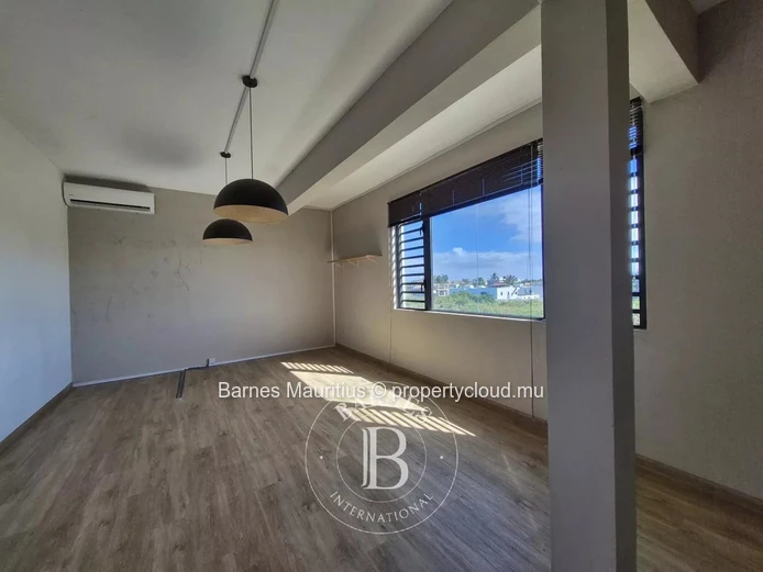 GRAND BAIE – Bright office near amenities – 70 m²