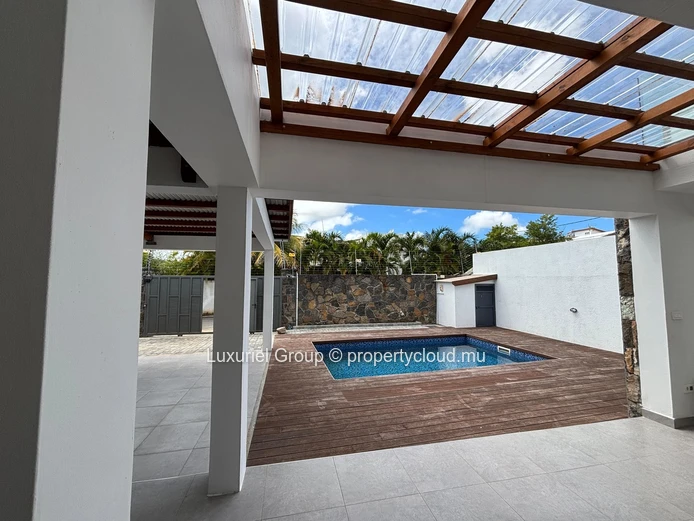 Villa contemporaine de 5 chambres, piscine privée, et espaces de vie généreux