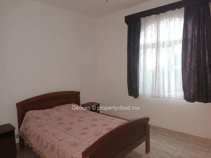 Flic en Flac Morc De Chazal à 5 mns de la plage Maison meublée de 6 càc 2 sdb sur 99 toises. Etage à compléter. (Mandat exclusif)