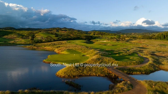 Mountain view land of 1575 m² in an exceptional estate 