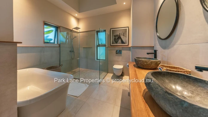 Exquise Villa Tropicale Nichée dans un Domaine de Golf Prestigieux