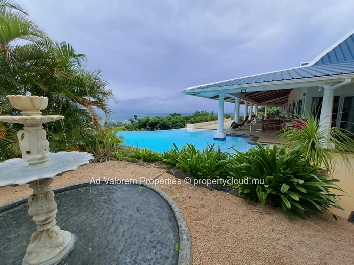 Superb 5-bedroom house with garden and swimming pool for rent in Balck River 