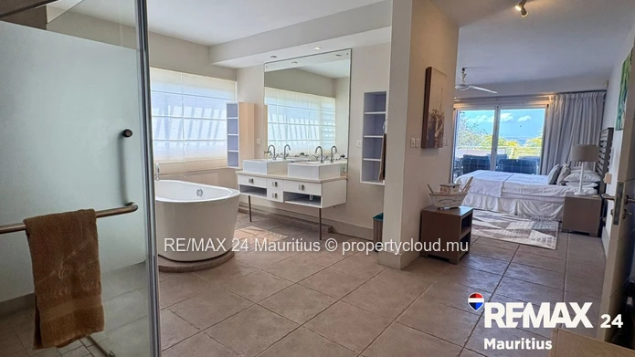 Luxury Penthouse with Exceptional Sea Views in Bain Boeuf