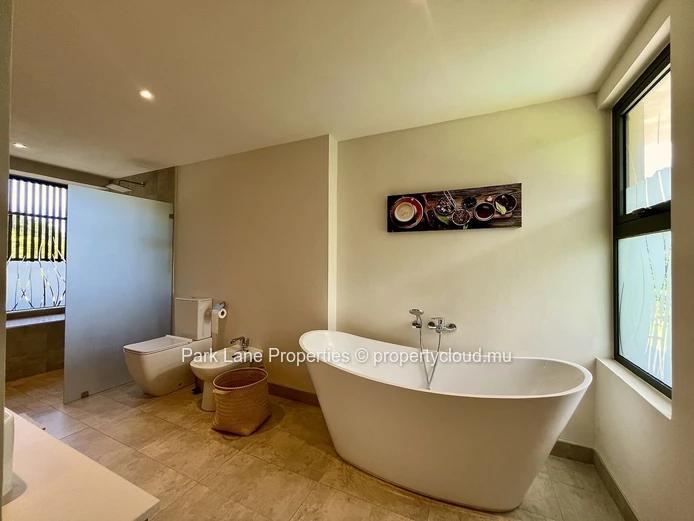 Luxueuse villa de golf contemporaine en vente meublée au sein de Heritage Villas Valriche