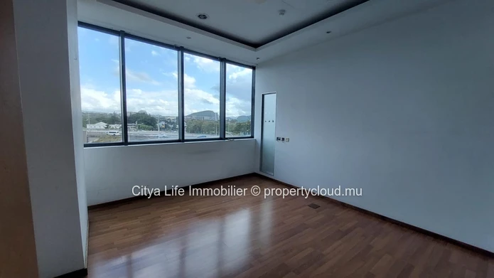 577m² Office Space for Rent in Ebène - Prime Location, Affordable Price!