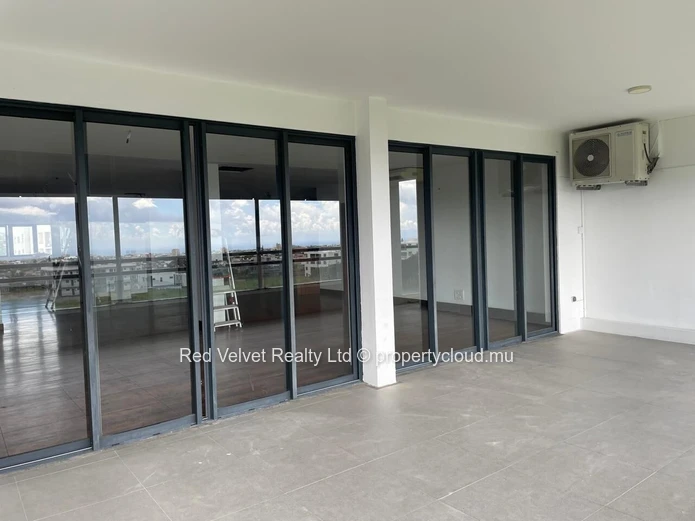 Luxury 300m² Penthouse Overlooking Parkland & Mountain Views