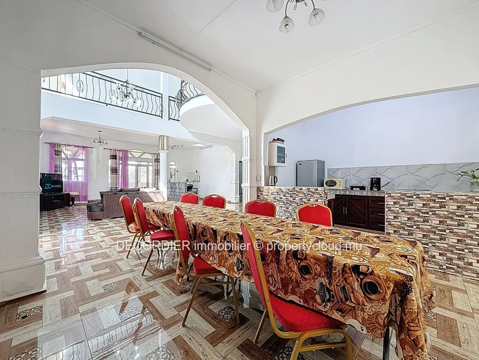 Large 287 m² house for sale