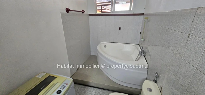A louer : Maison meublée et équipée de 150 m², sur un terrain de 418 m² à Curepipe