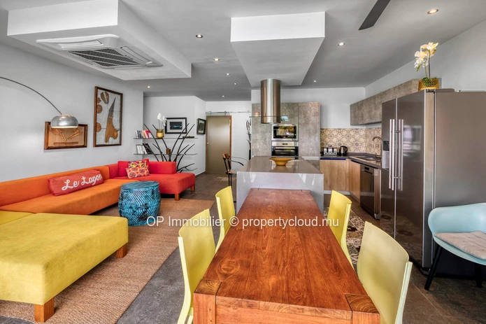 Penthouse à vendre à Péreybère, Grand Baie, 94m², 2 chambres, piscine commune, vue mer, meublé, climatisé. Rs 42M.
