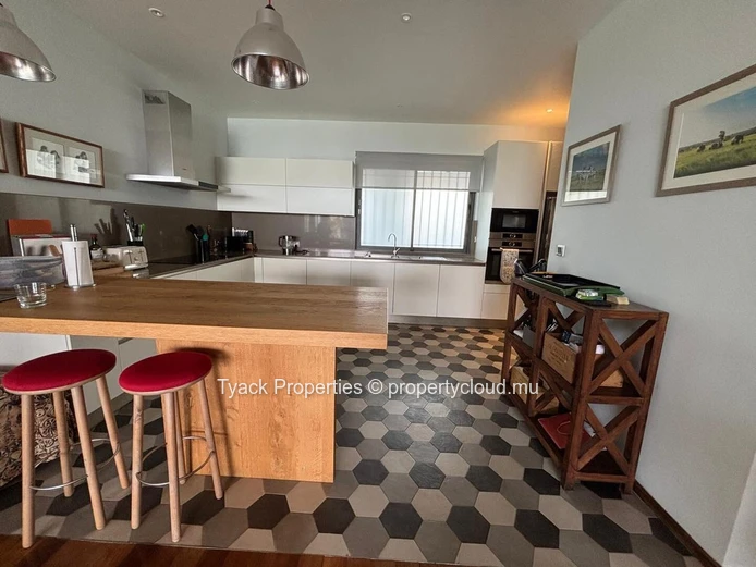 Penthouse avec Vue Mer à Vendre à Roches Noires – Accès Ascenseur Privé