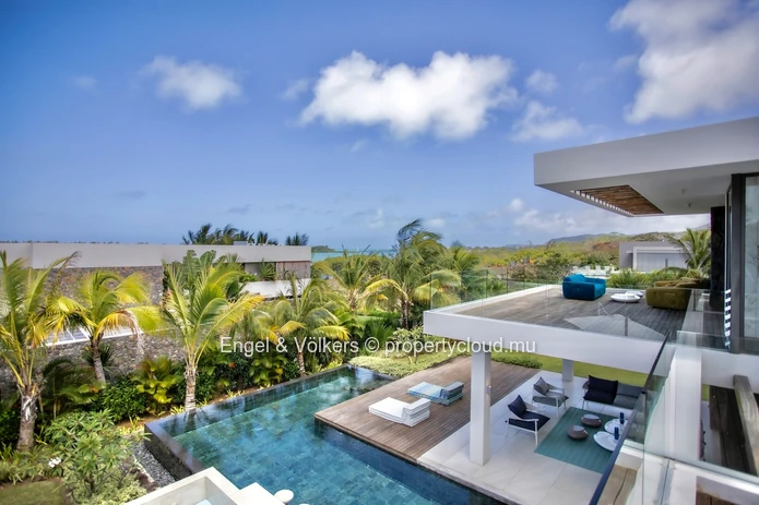 Refined Tropical Living in a Prestigious Golf Estate