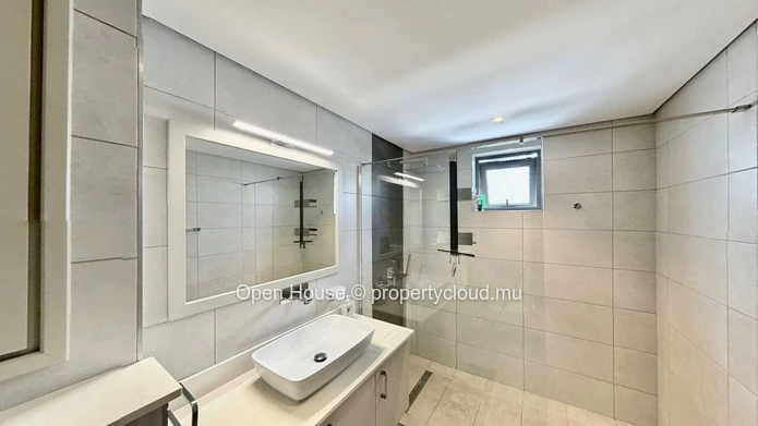 A vendre R+2  proche plage -bel appartement - piscine commune - rooftop avec vue mer -  Accessible aux étrangers - pr...