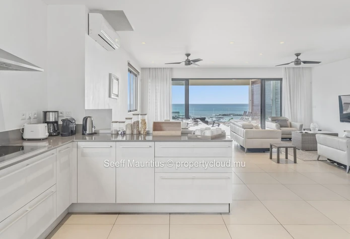 Penthouse avec Vue sur la Mer : Moderne et Entièrement Meublé