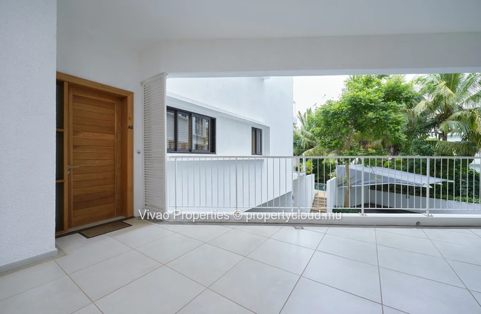 Appartement accessible aux non-mauriciens à vendre à Pointe aux Canonniers, 185m², 3 chambres, piscine commune, cave,...
