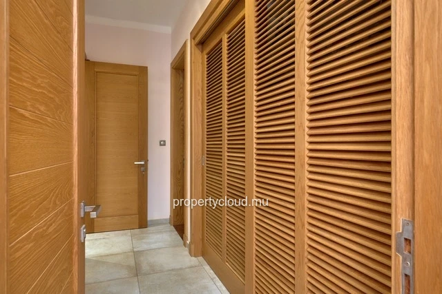 A vendre villa 3 chambres en suite accessible aux étrangers à Balaclava.
