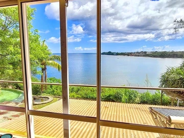 Seafront villa with outbuilding and office space 