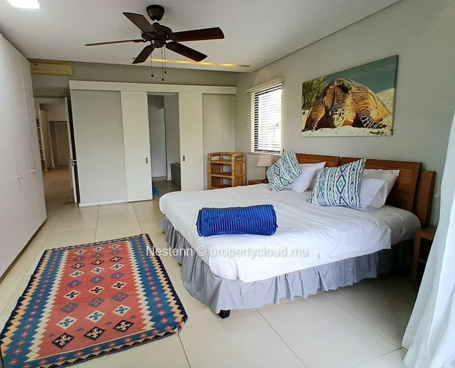Between the sea and the river, a penthouse with its feet in the water